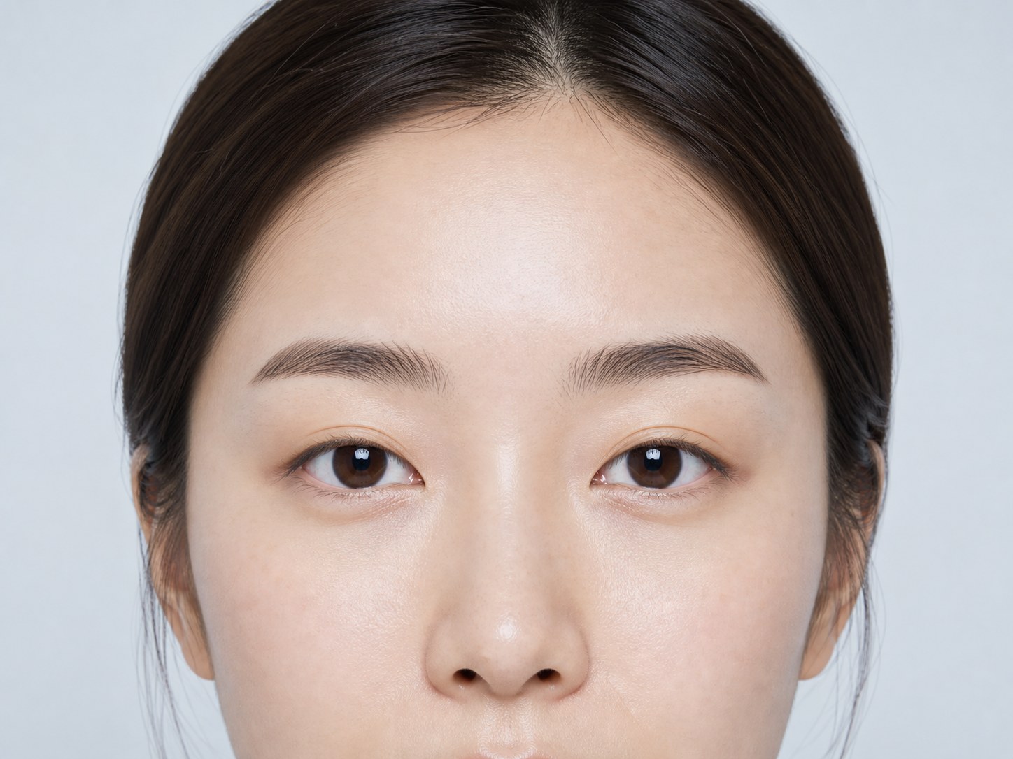 눈썹과 눈 사이 거리, 눈꼬리 방향과 좌우 균형을 살펴보는 정면 눈매 연출 이미지