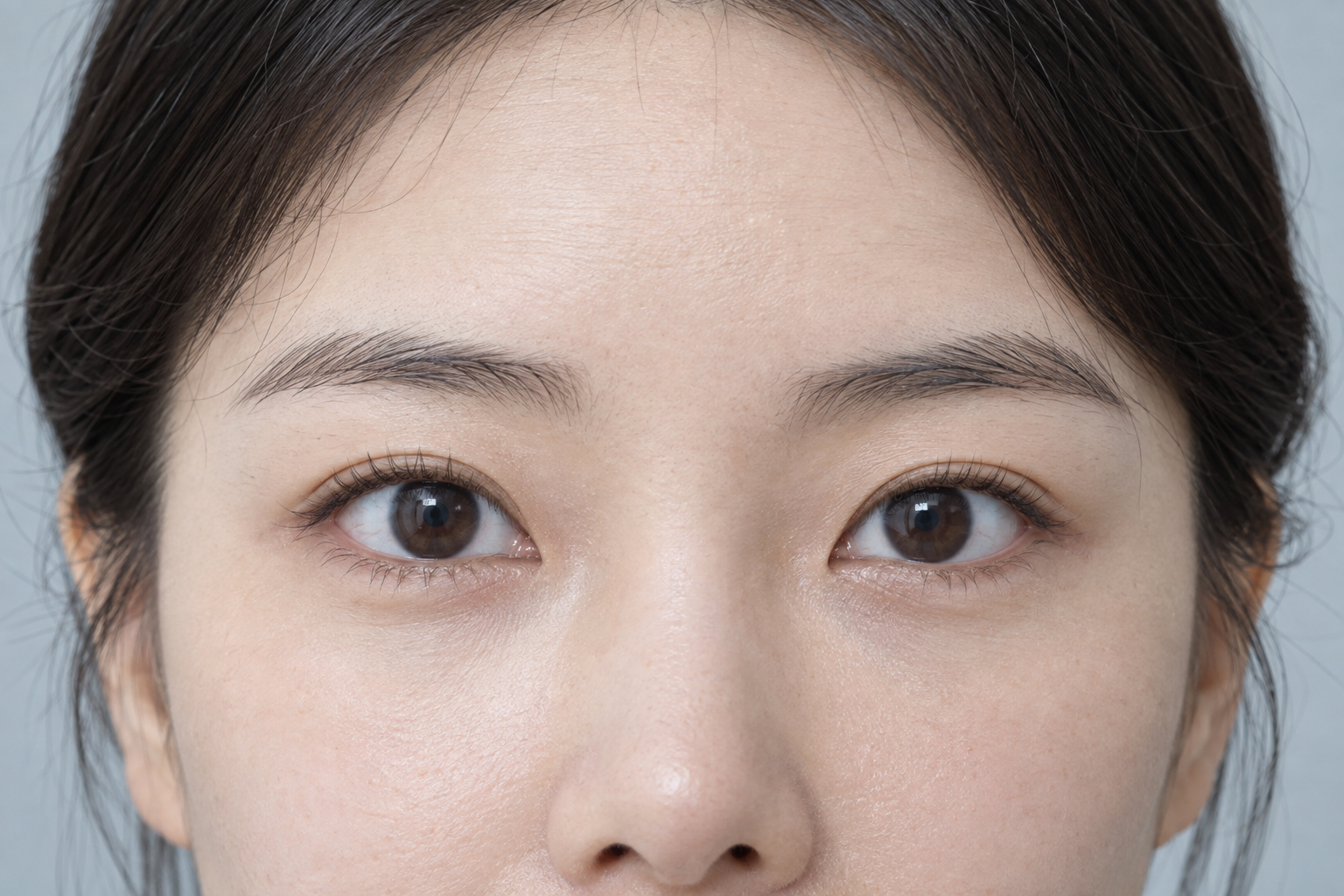 양쪽 눈의 앞머리와 눈꼬리, 눈 사이 균형을 보여주는 연출 이미지